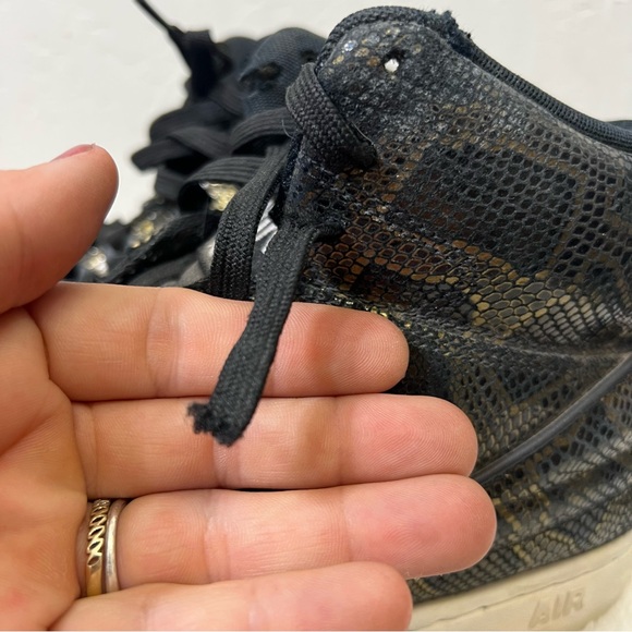 Nike Air Python Premium Sneakers Black Gold Snakeskin Print Size 8 705066-002 - Picture 3 of 16